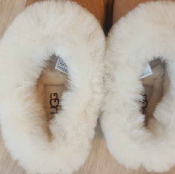 UGG Moraene Slipper - Kids' sizes 11 & 13 - Picture 2 of 5